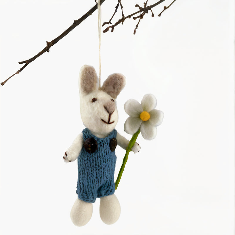 Deko Hase mit blauer Hose und Blume zum Hinstellen oder als Hänger aus Filz weiß-blau Ostern Osterdeko Anhänger Fairtrade weich 14cm hoch leicht unzerbrechlich