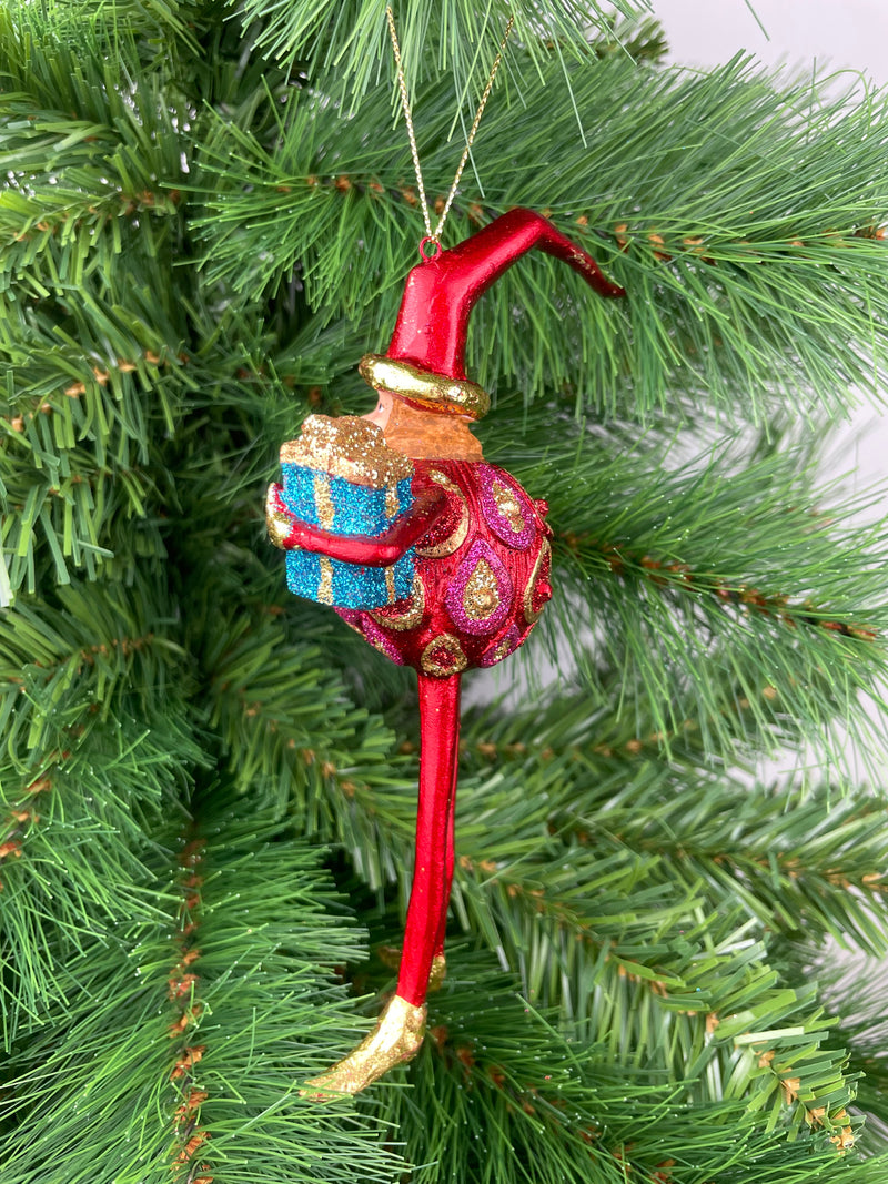 Baumschmuck  Weihnachtsmann mit langen Beinen und einem Geschenk 17 cm rot-gold Christbaumschmuck