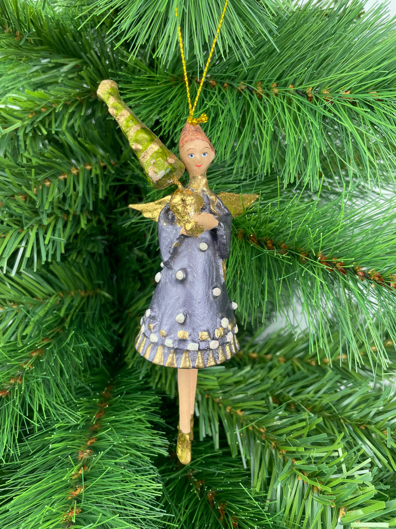 Christbaumschmuck Engel in einem dunkelblau-goldenen Kleid Weihnachten Ornament Anhänger mit Bäumchen 16cm hoch