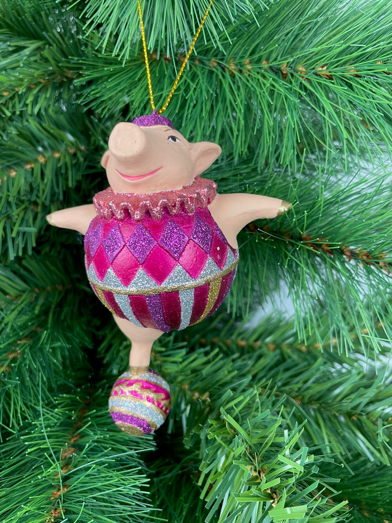 Christbaumschmuck Figur Sportler Schwein auf Ball Fitnessstudio  handbemalt Weihnachten Baumschmuck Deko Hänger Christbaumschmuck 12,5 cm (pink-silber)