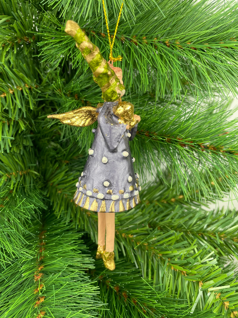 Christbaumschmuck Engel in einem dunkelblau-goldenen Kleid Weihnachten Ornament Anhänger mit Bäumchen 16cm hoch