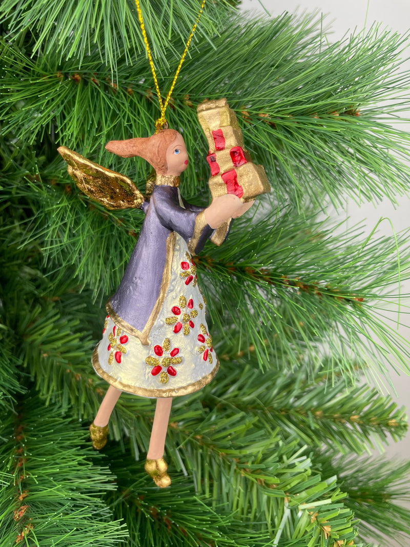 Christbaumschmuck Engel in einem weiß-rot-dunkelblauen Kleid und Geschenken Ornament 15cm hoch