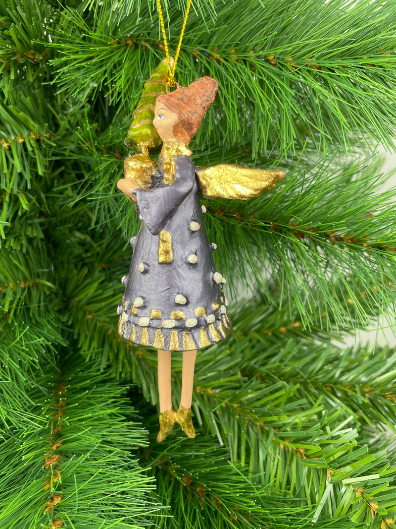 Christbaumschmuck Engel in einem dunkelblau-goldenen Kleid Weihnachten Ornament Anhänger mit Bäumchen 16cm hoch