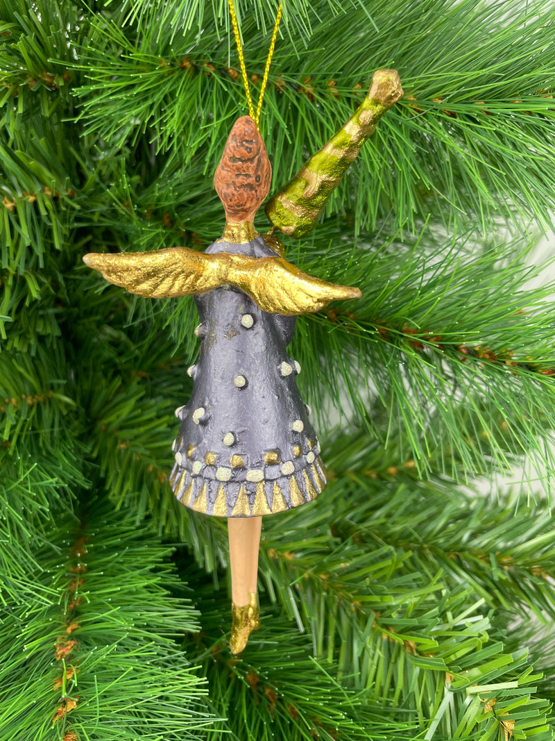 Christbaumschmuck Engel in einem dunkelblau-goldenen Kleid Weihnachten Ornament Anhänger mit Bäumchen 16cm hoch