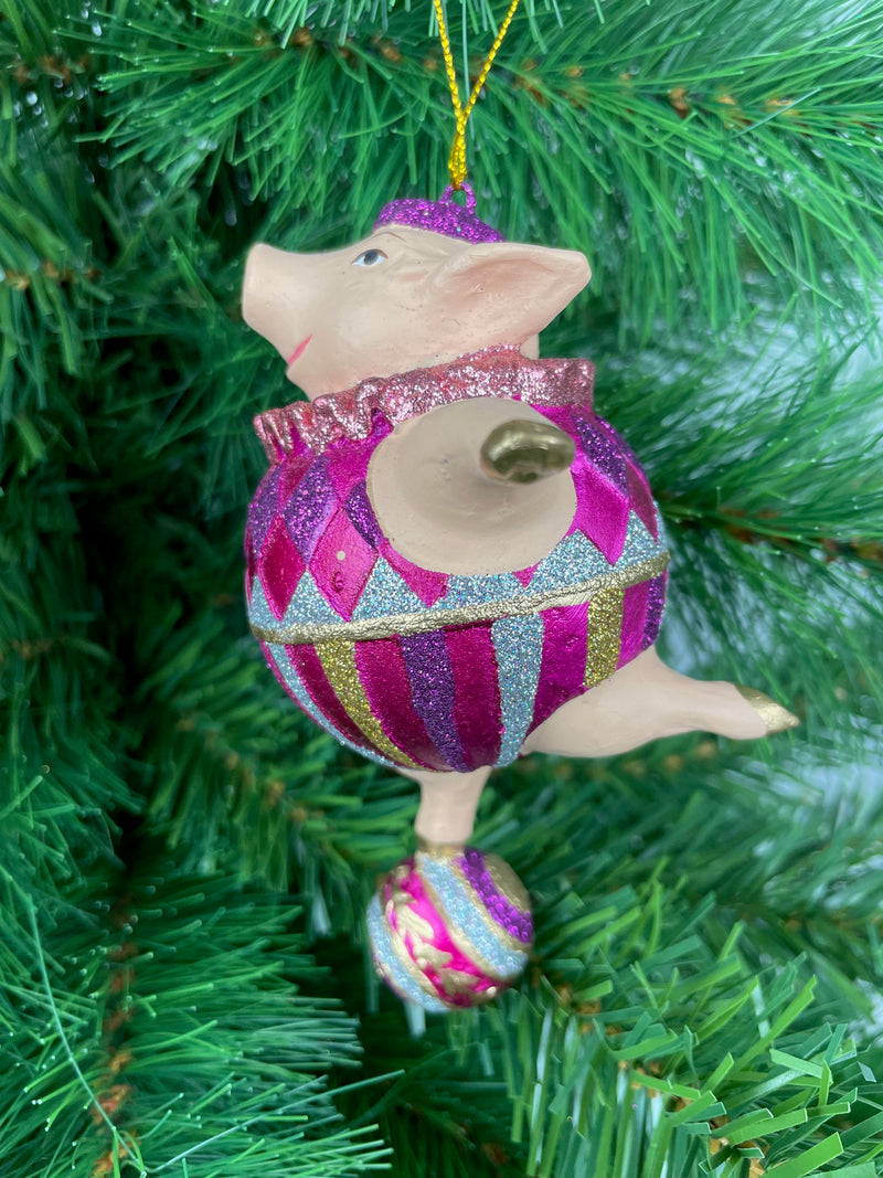 Christbaumschmuck Figur Sportler Schwein auf Ball Fitnessstudio  handbemalt Weihnachten Baumschmuck Deko Hänger Christbaumschmuck 12,5 cm (pink-silber)