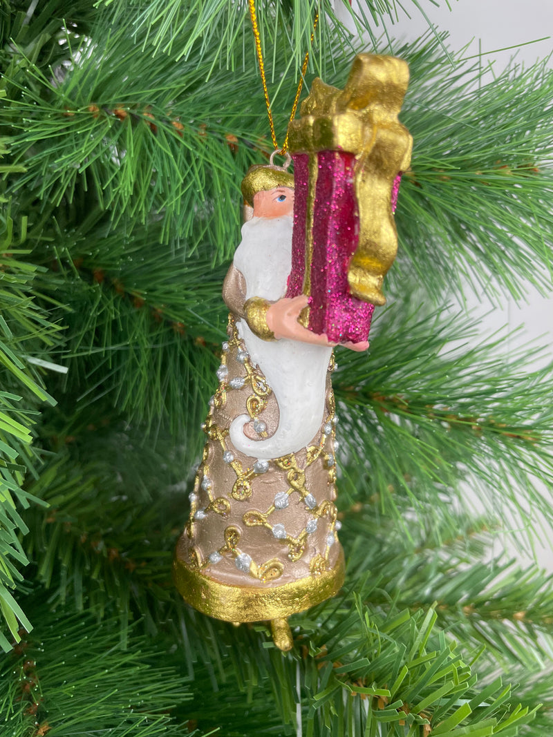 Weihnachtsmann in einem langen verzierten Mantel in taupe-gold Anhänger Weihnachten Ornament und einem Geschenk in pink 14 cm