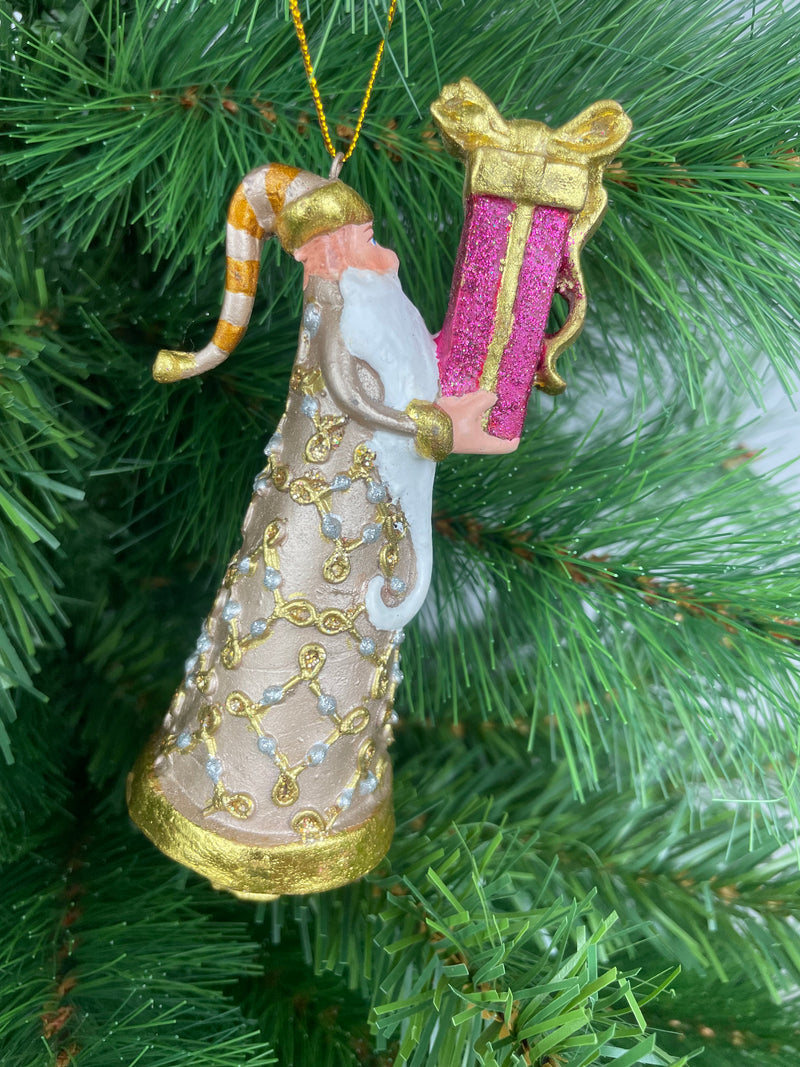 Weihnachtsmann in einem langen verzierten Mantel in taupe-gold Anhänger Weihnachten Ornament und einem Geschenk in pink 14 cm