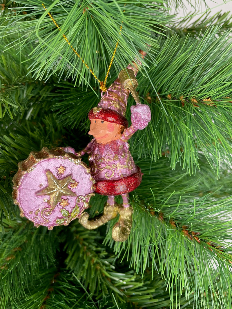 Kleiner Weihnachtsmann Elf Gabenträger Weihnachten Deko Hänger Christbaumschmuck 11 cm pink-Gold mit Pauke