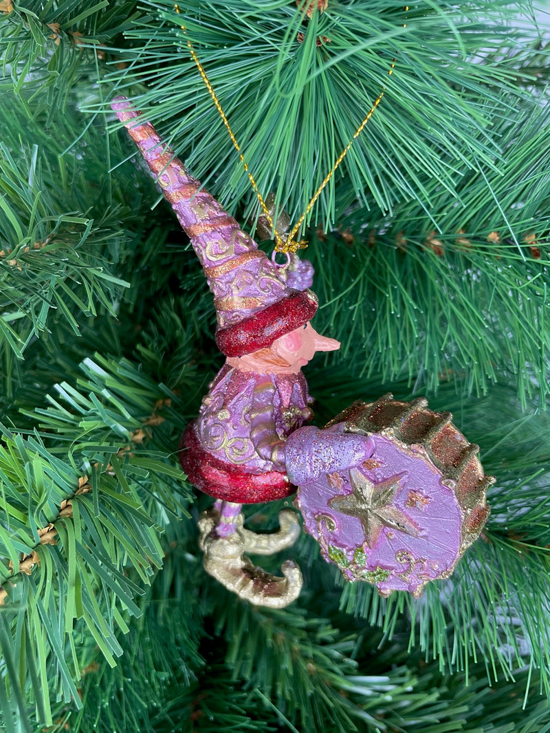 Kleiner Weihnachtsmann Elf Gabenträger Weihnachten Deko Hänger Christbaumschmuck 11 cm pink-Gold mit Pauke