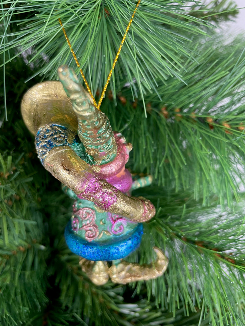 Kleiner Weihnachtsmann Elf Gabenträger Weihnachten Deko Hänger Christbaumschmuck 10,5 cm grün-Gold mit Tuba