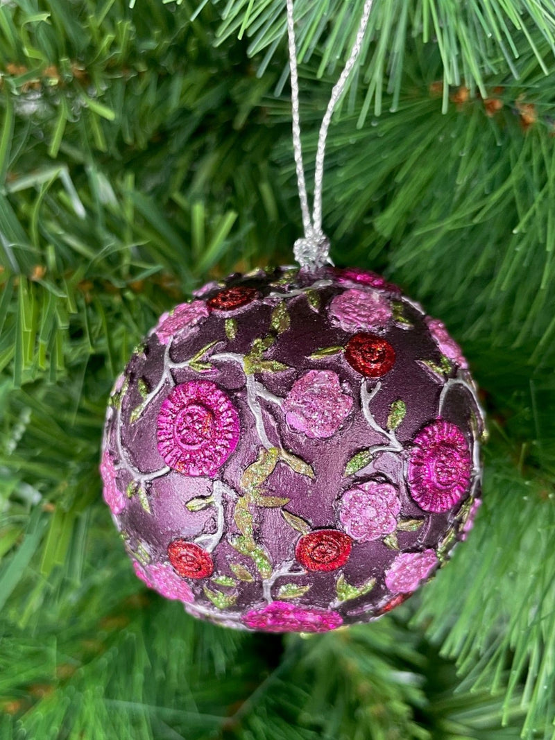 Christbaumschmuck Kugel mit Blüten und Ranken weinrot altrosa grün silber ø 6cm