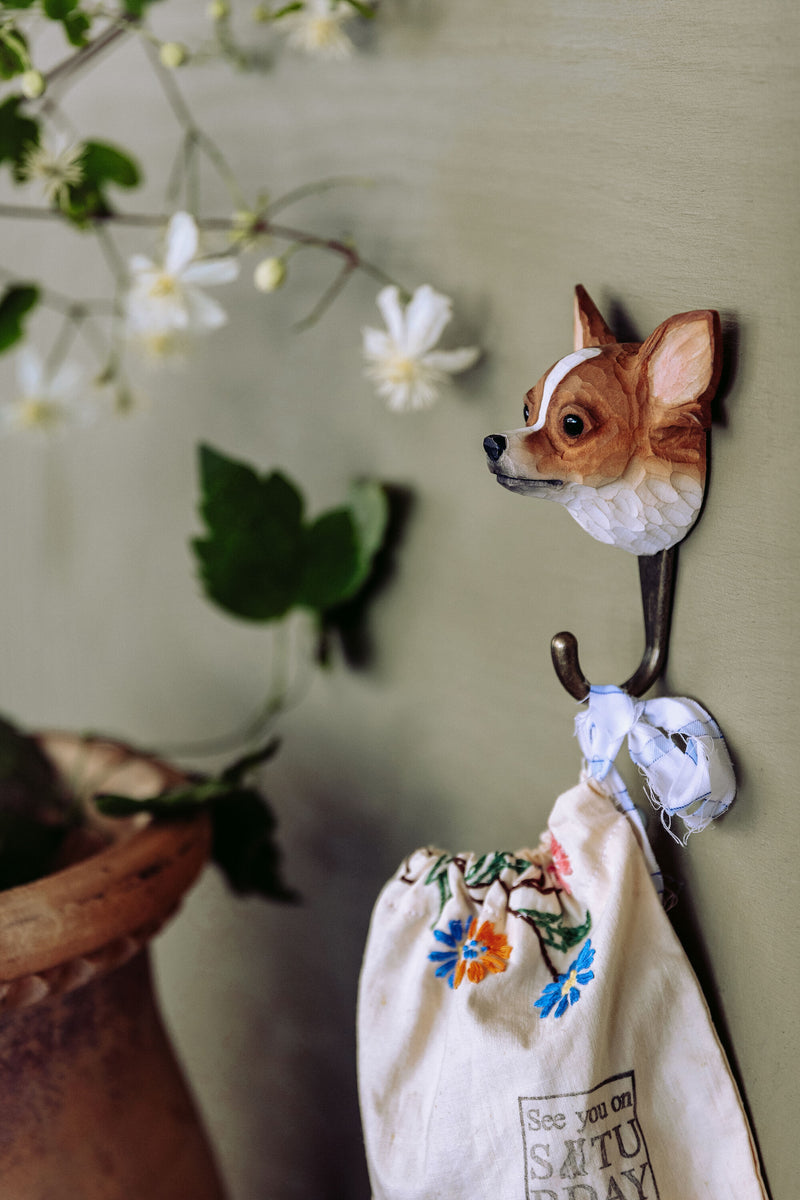 KLEIDERHAKEN CHIHUAHUA Hund Garderobe Wandhaken massiv Landhaus Vintage handgeschnitzt und handbemalt Holz und Metall-Haken 11cm hoch