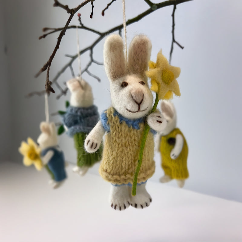 Deko Hase mit blau-gelbem Kleid und Blume zum Hinstellen oder Hängen aus Filz gelb-weiß Ostern Osterdeko Anhänger Fairtrade weich 14cm hoch leicht unzerbrechlich